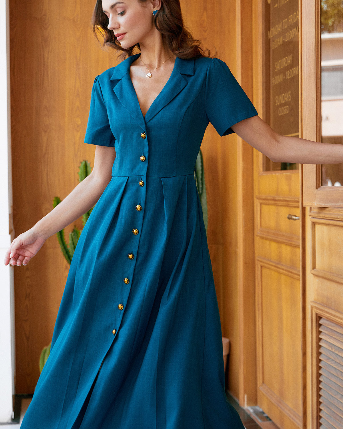 Blaues Midikleid mit V-Ausschnitt, Knöpfen und Plisseefalten