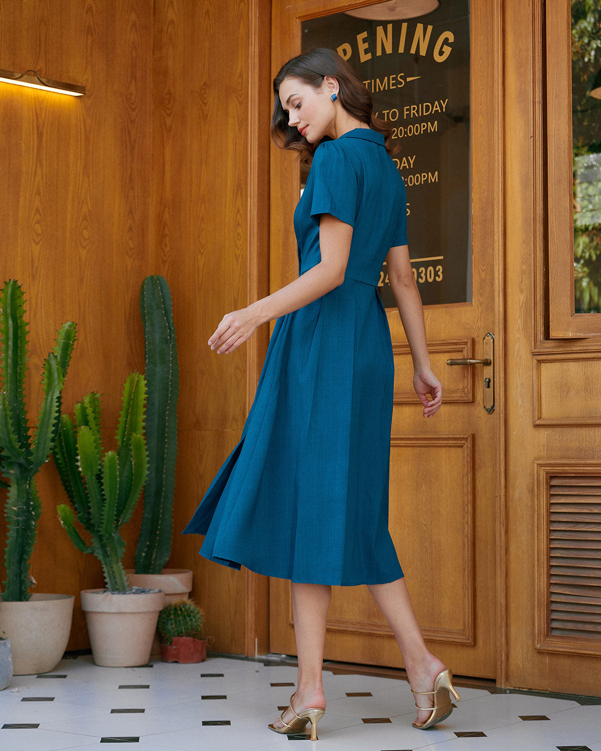 Blaues Midikleid mit V-Ausschnitt, Knöpfen und Plisseefalten