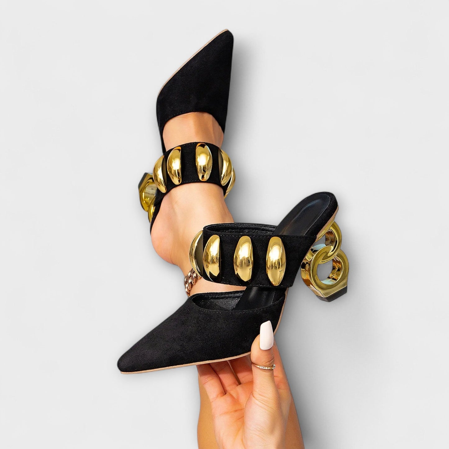 Erica - Sandalen mit spitzer Ferse und Metallverzierung