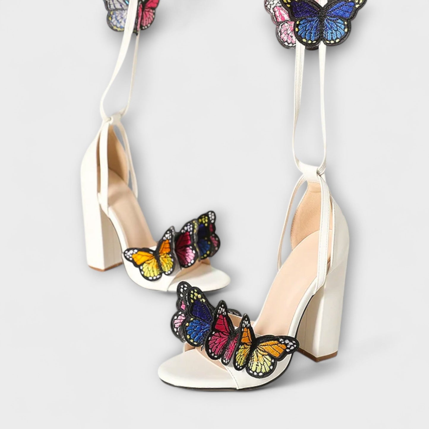 Gabriella - Mit Schmetterlingen bestickte Sandalen