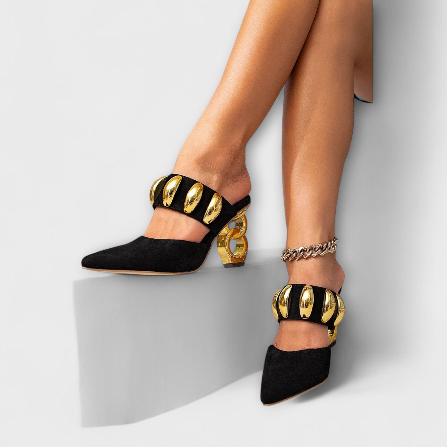 Erica - Sandalen mit spitzer Ferse und Metallverzierung