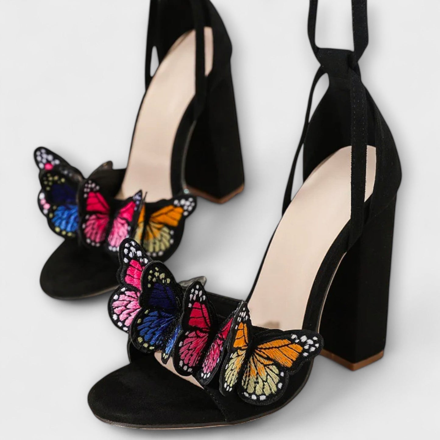 Gabriella - Mit Schmetterlingen bestickte Sandalen