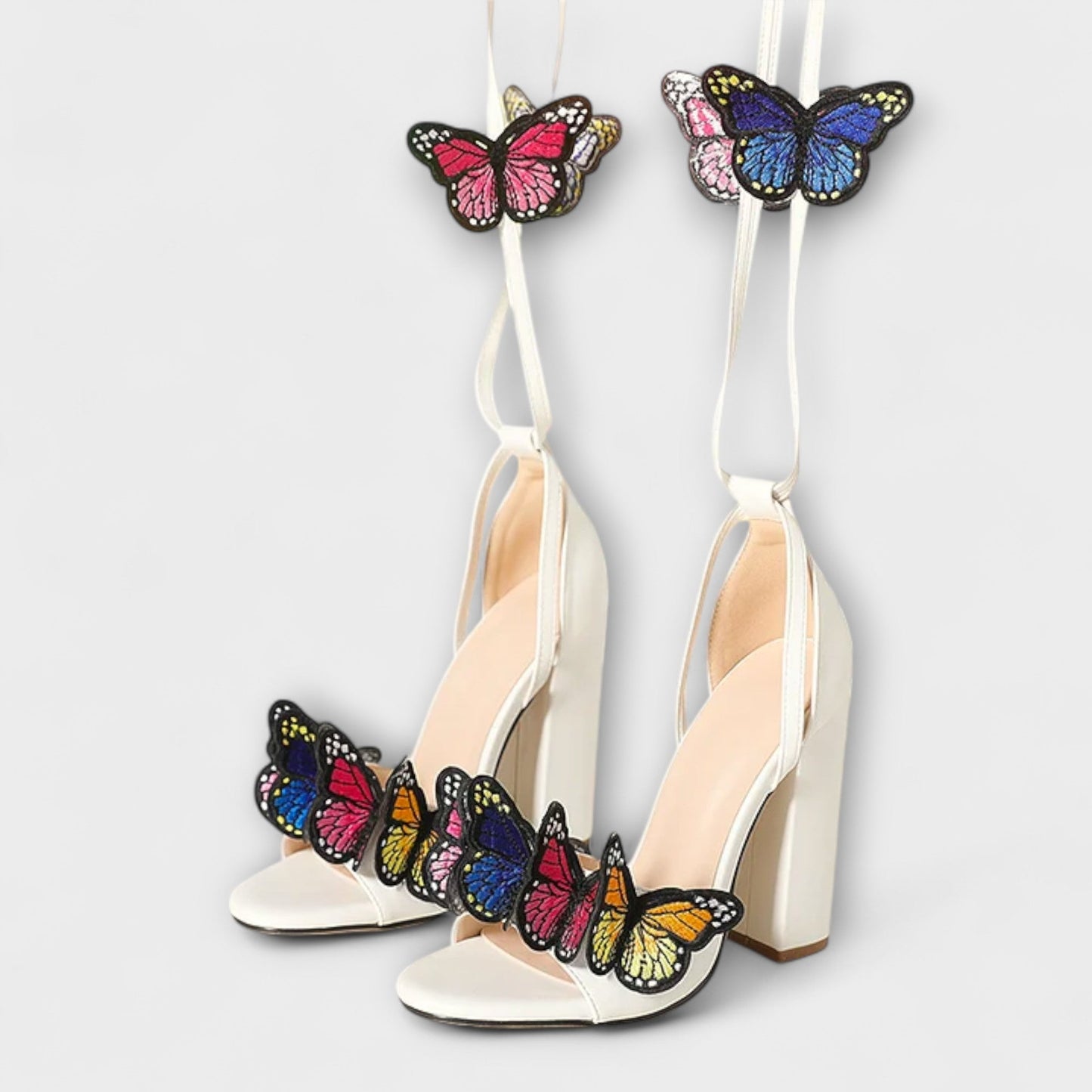 Gabriella - Mit Schmetterlingen bestickte Sandalen