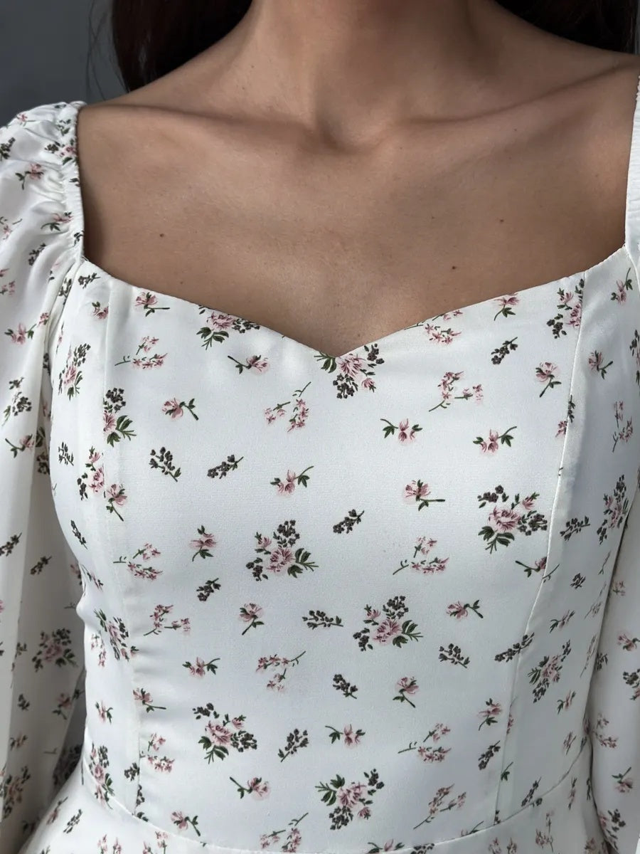 Weißes Sommerkleid mit Blumen – romantischer Look