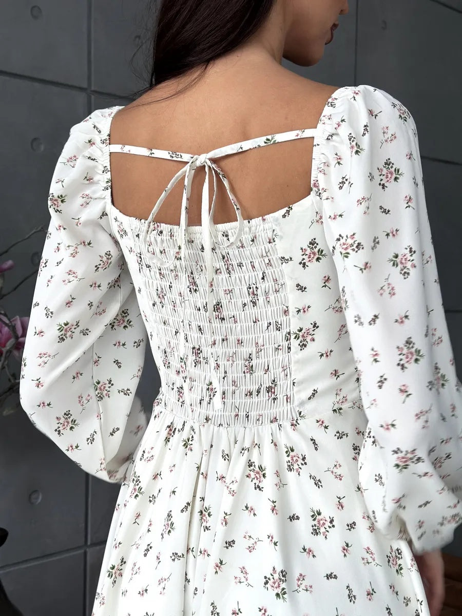 Weißes Sommerkleid mit Blumen – romantischer Look