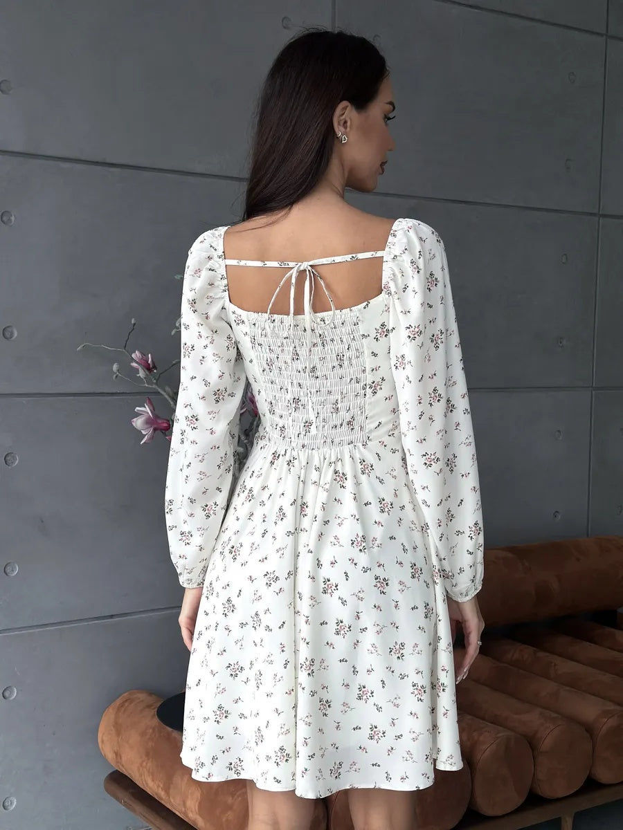 Weißes Sommerkleid mit Blumen – romantischer Look
