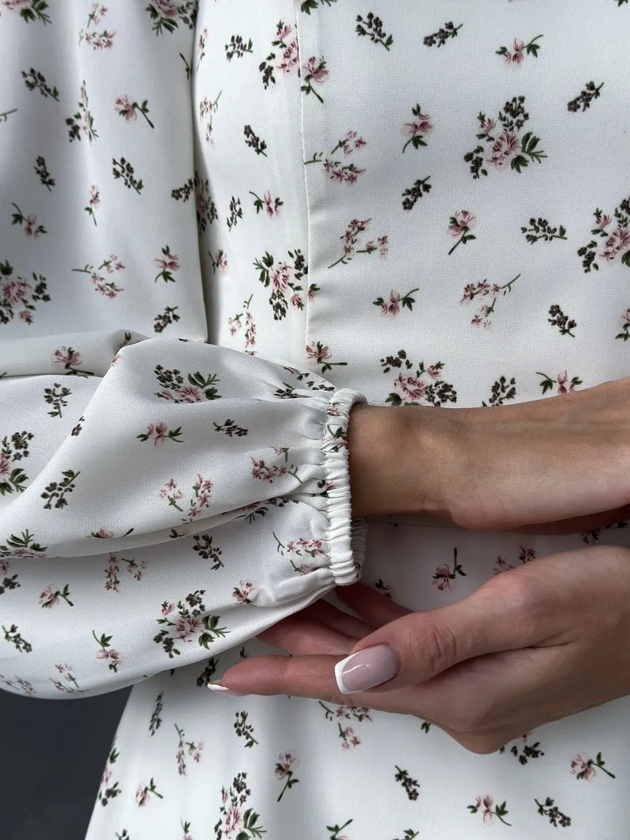 Weißes Sommerkleid mit Blumen – romantischer Look