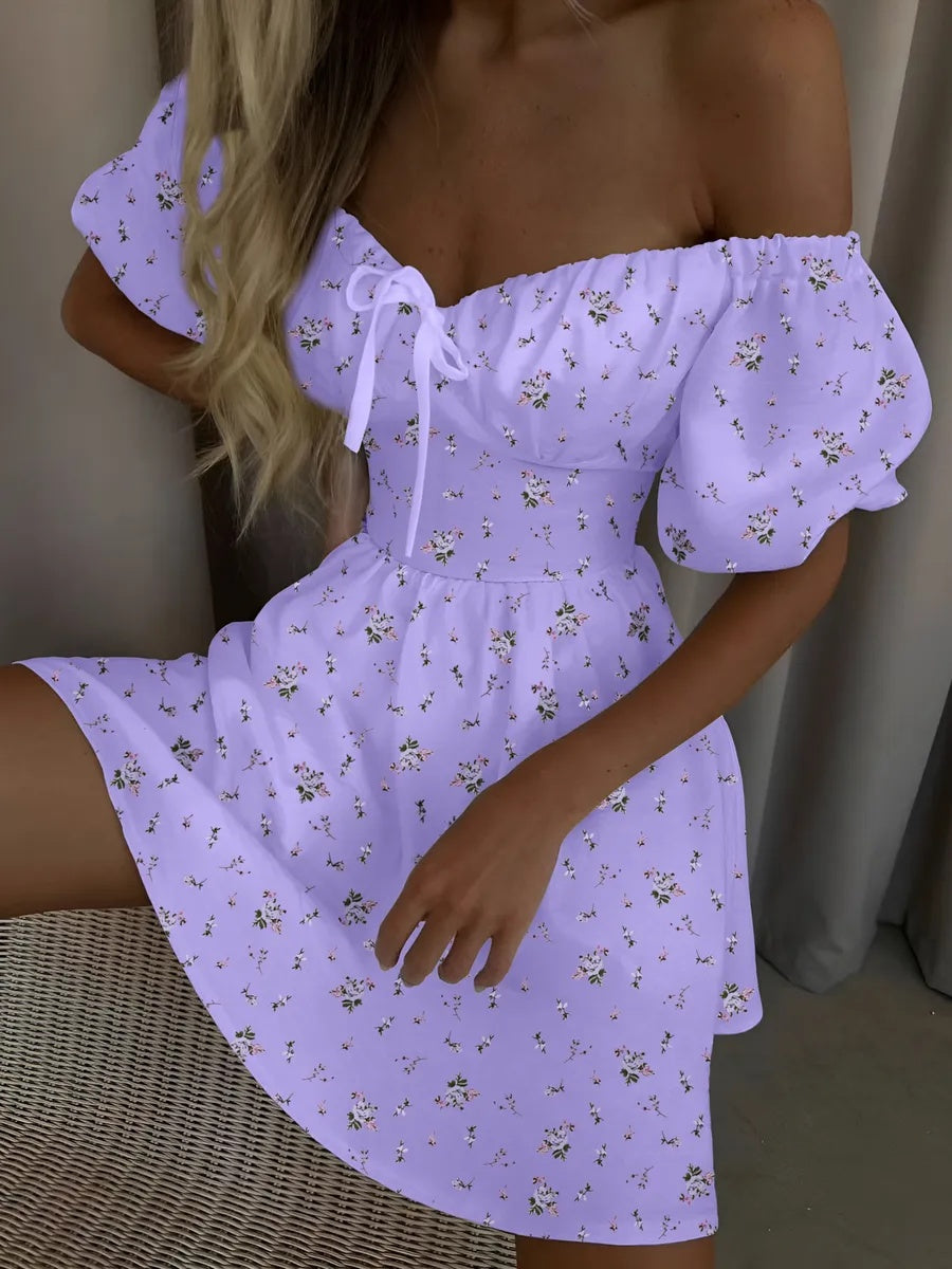 VelaBerlin – Kurzes Sommerkleid mit Blumenmuster und Puffärmeln