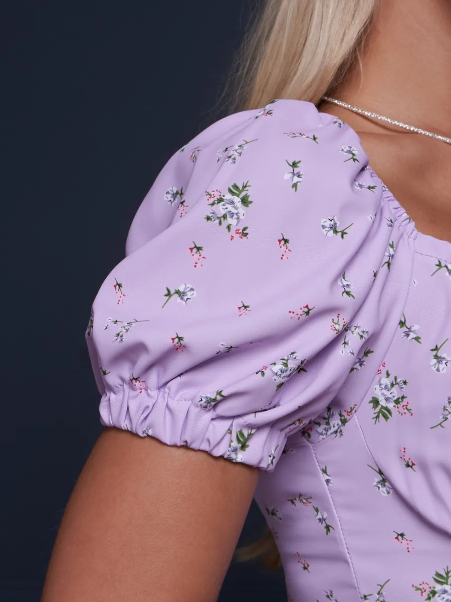 VelaBerlin – Kurzes Sommerkleid mit Blumenmuster und Puffärmeln