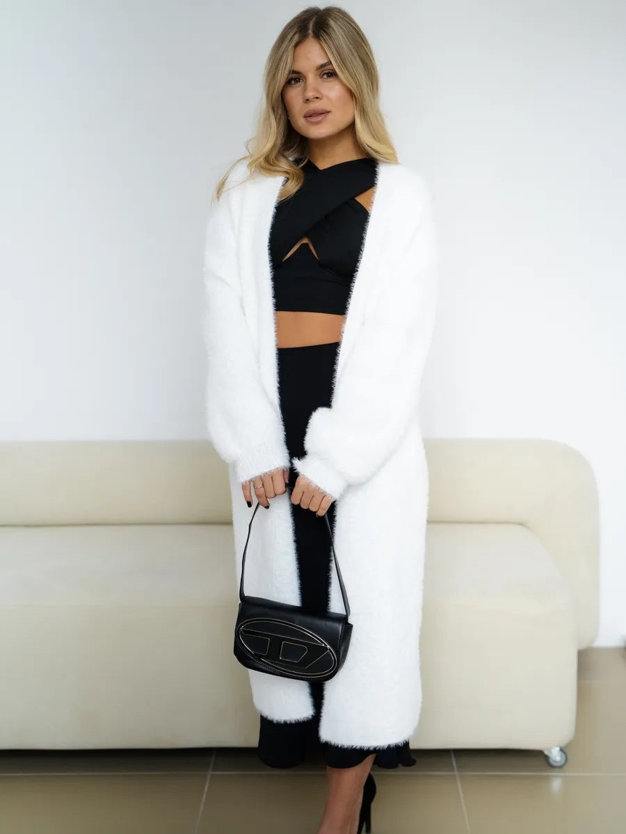 VelaBerlin – Flauschiger Oversize-Cardigan in Weiß