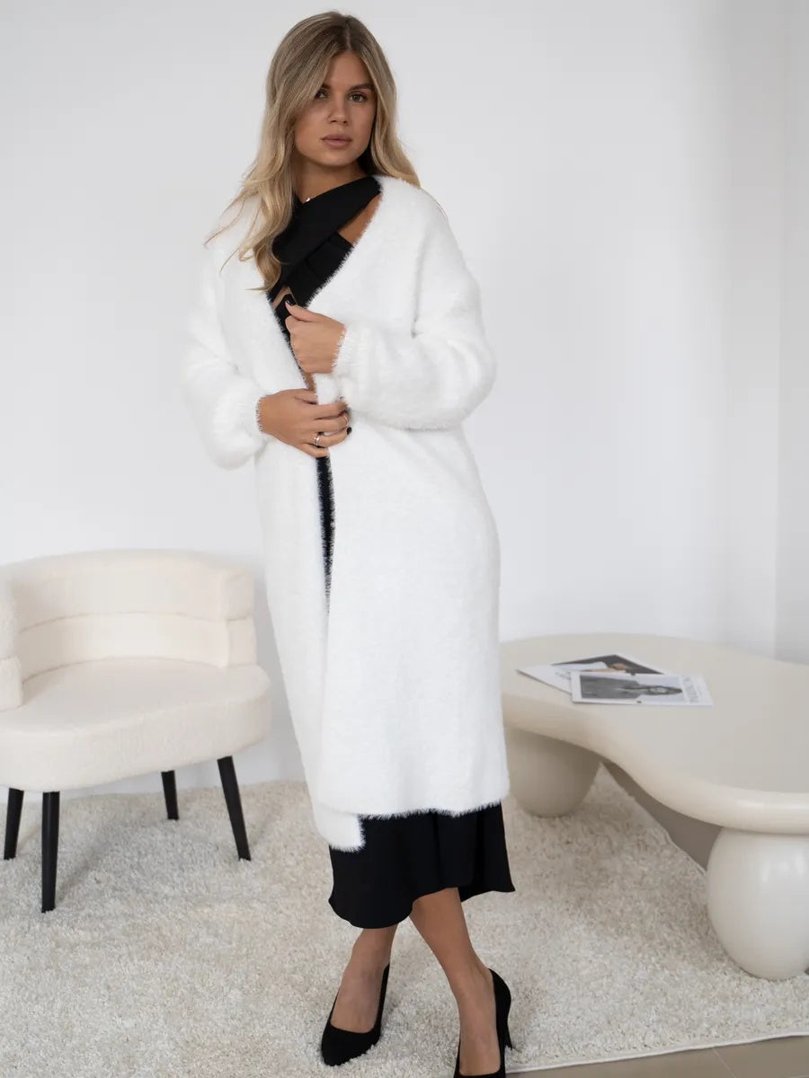 VelaBerlin – Flauschiger Oversize-Cardigan in Weiß
