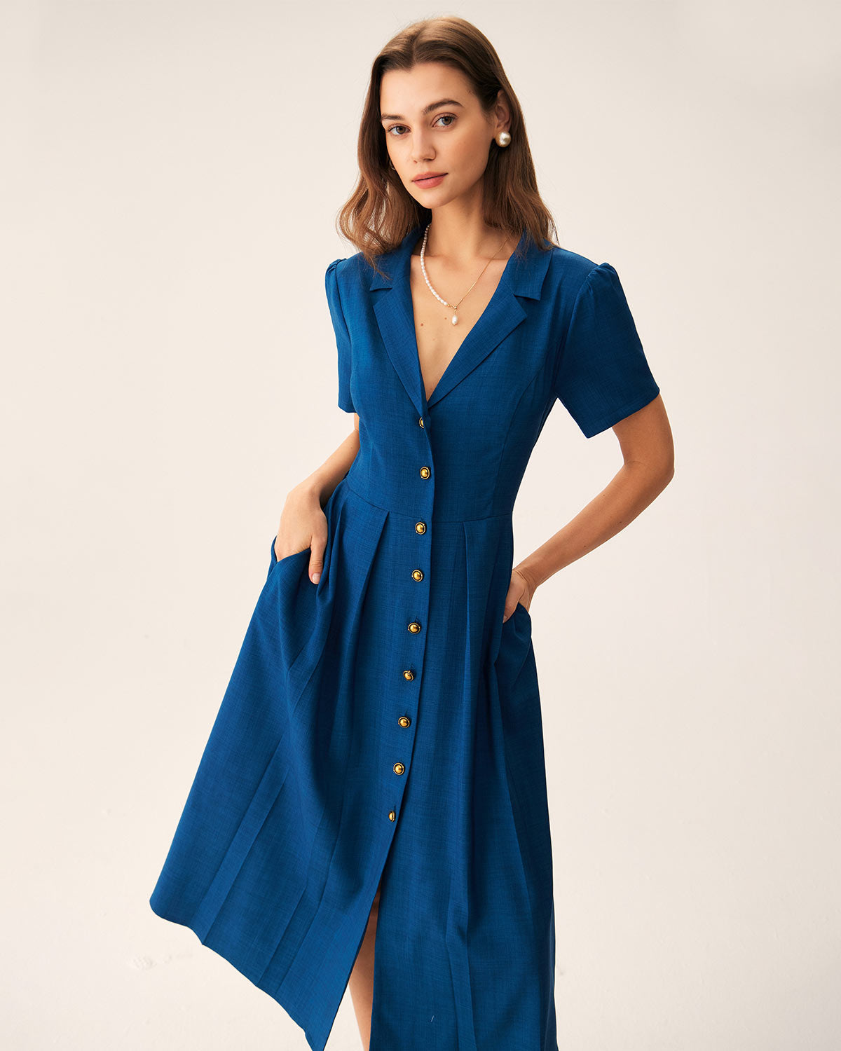 Blaues Midikleid mit V-Ausschnitt, Knöpfen und Plisseefalten