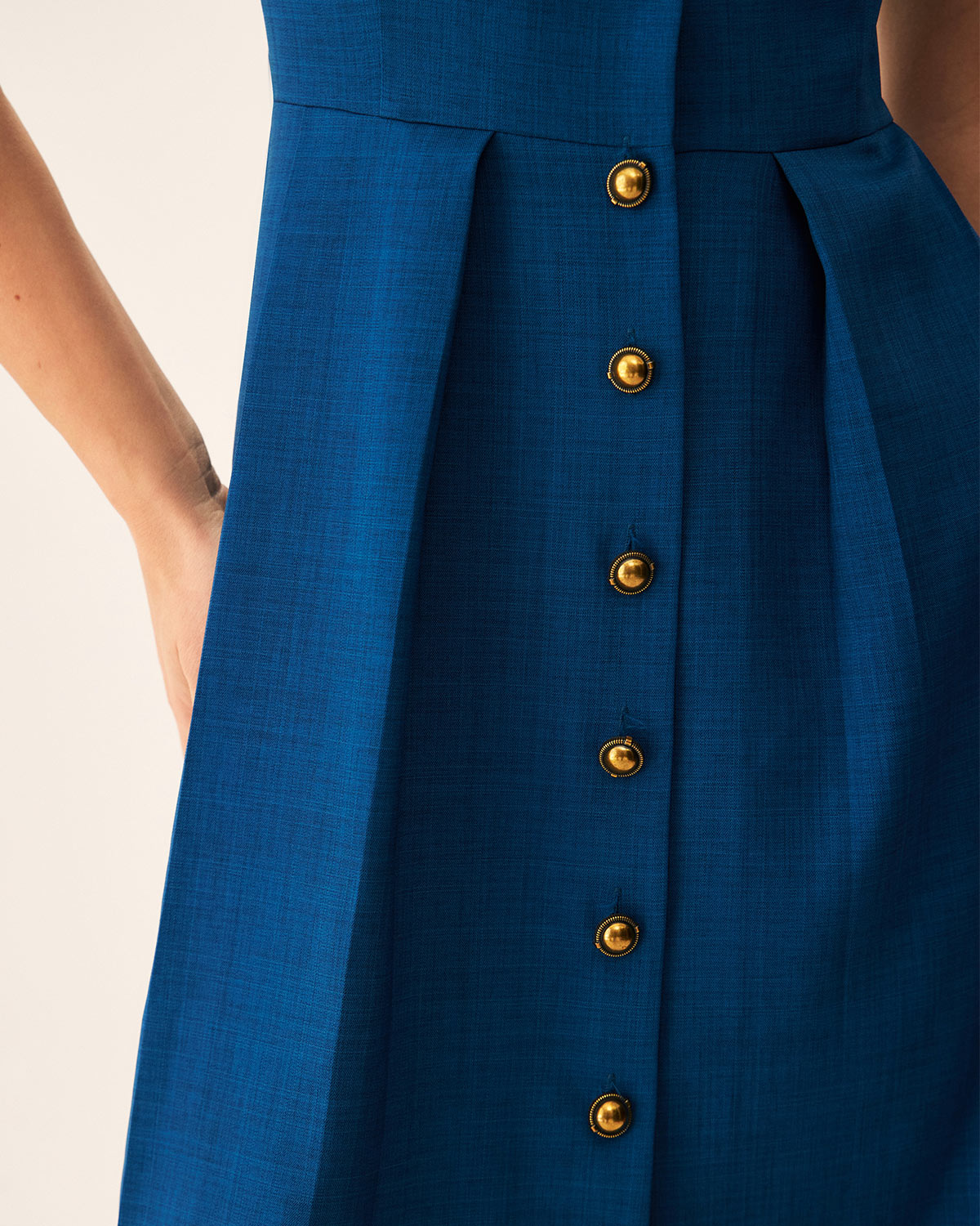 Blaues Midikleid mit V-Ausschnitt, Knöpfen und Plisseefalten