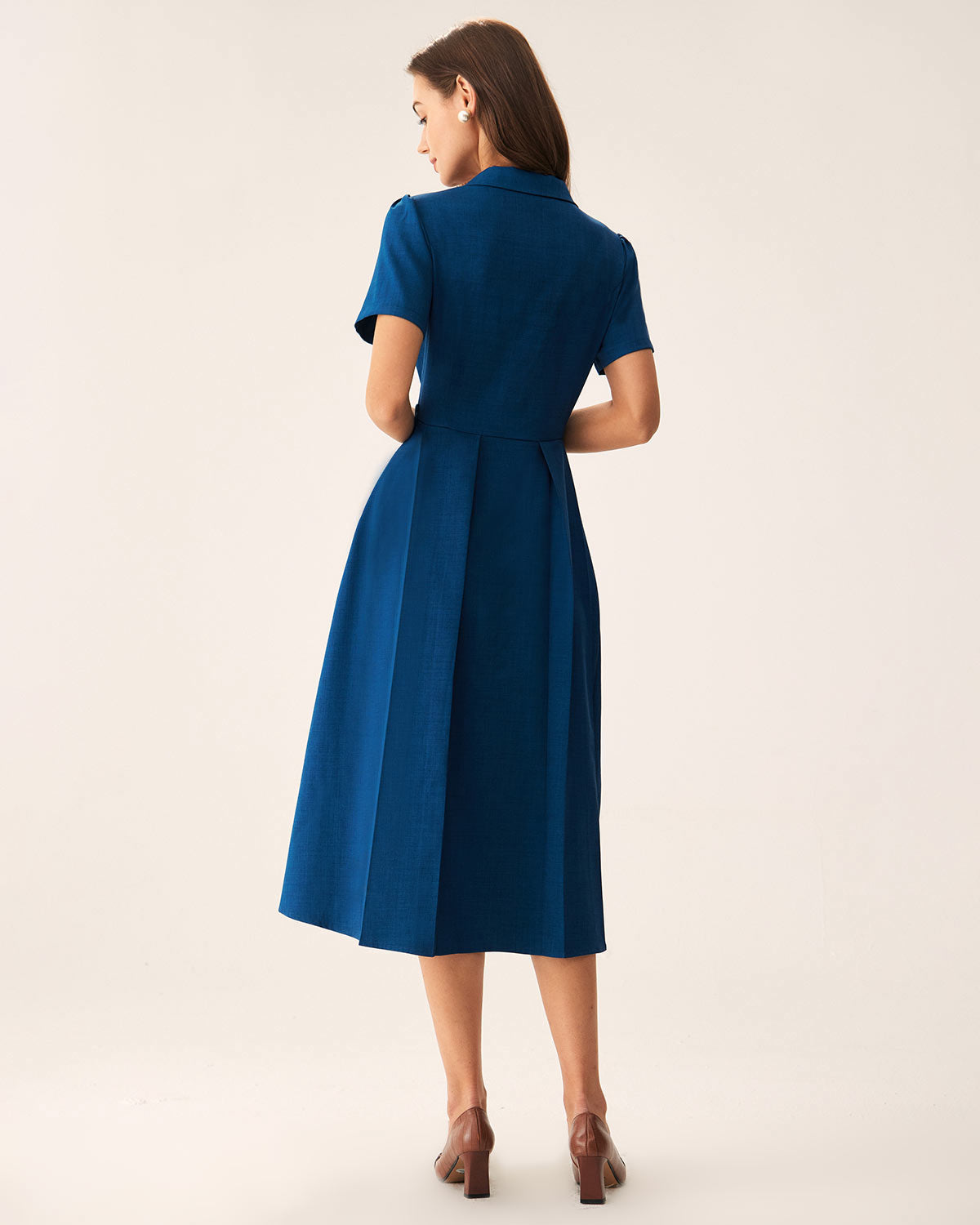 Blaues Midikleid mit V-Ausschnitt, Knöpfen und Plisseefalten