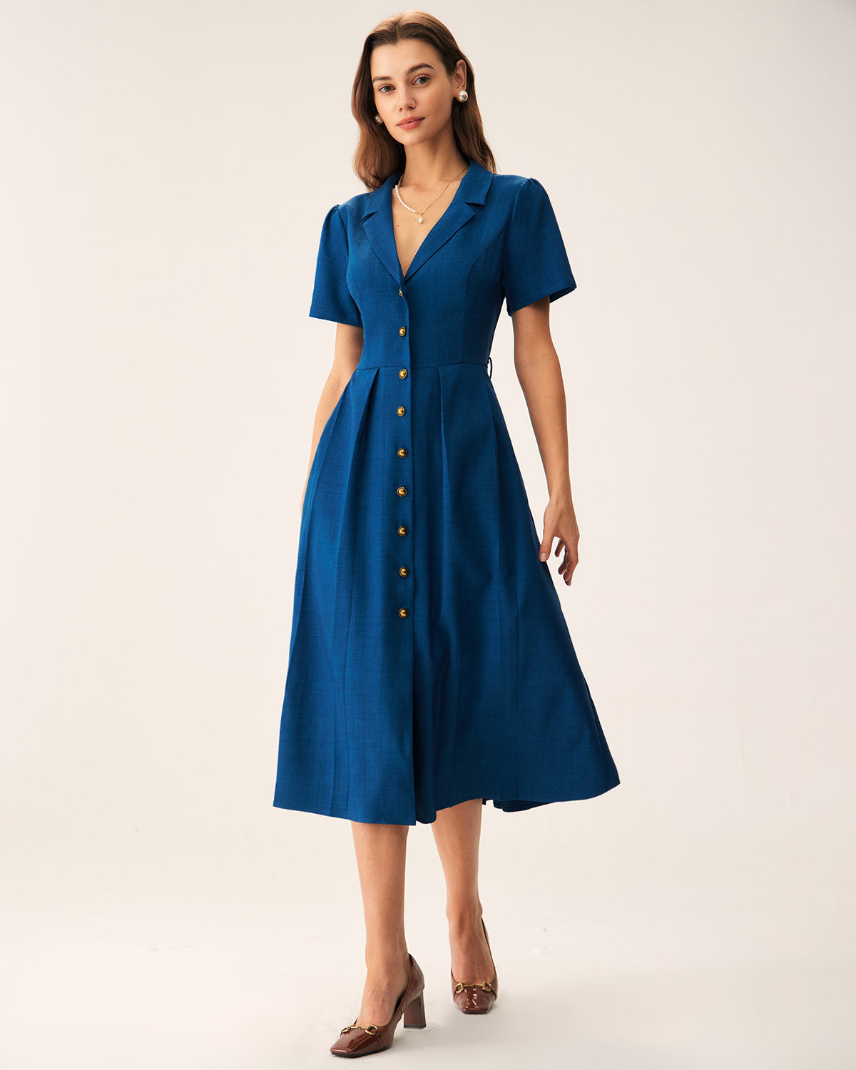 Blaues Midikleid mit V-Ausschnitt, Knöpfen und Plisseefalten