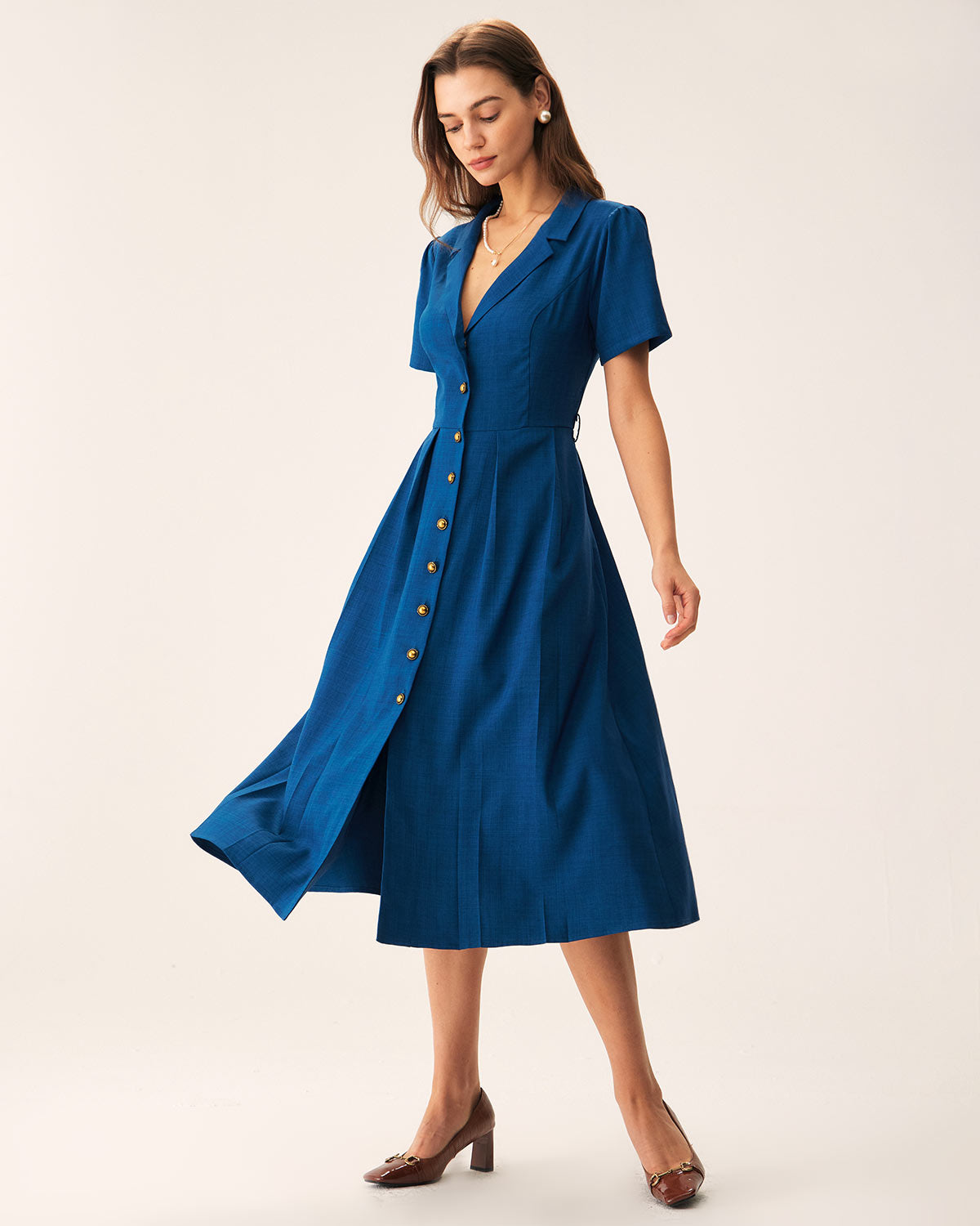 Blaues Midikleid mit V-Ausschnitt, Knöpfen und Plisseefalten