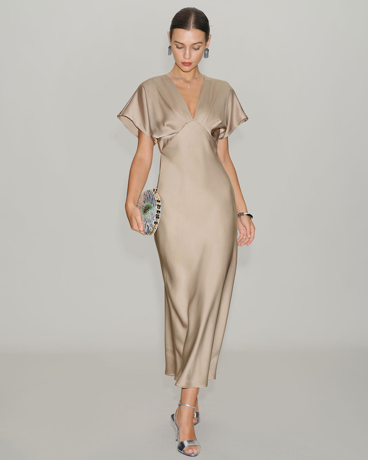 Apricotfarbenes Satiniertes Midikleid in A-Linie mit V-Ausschnitt