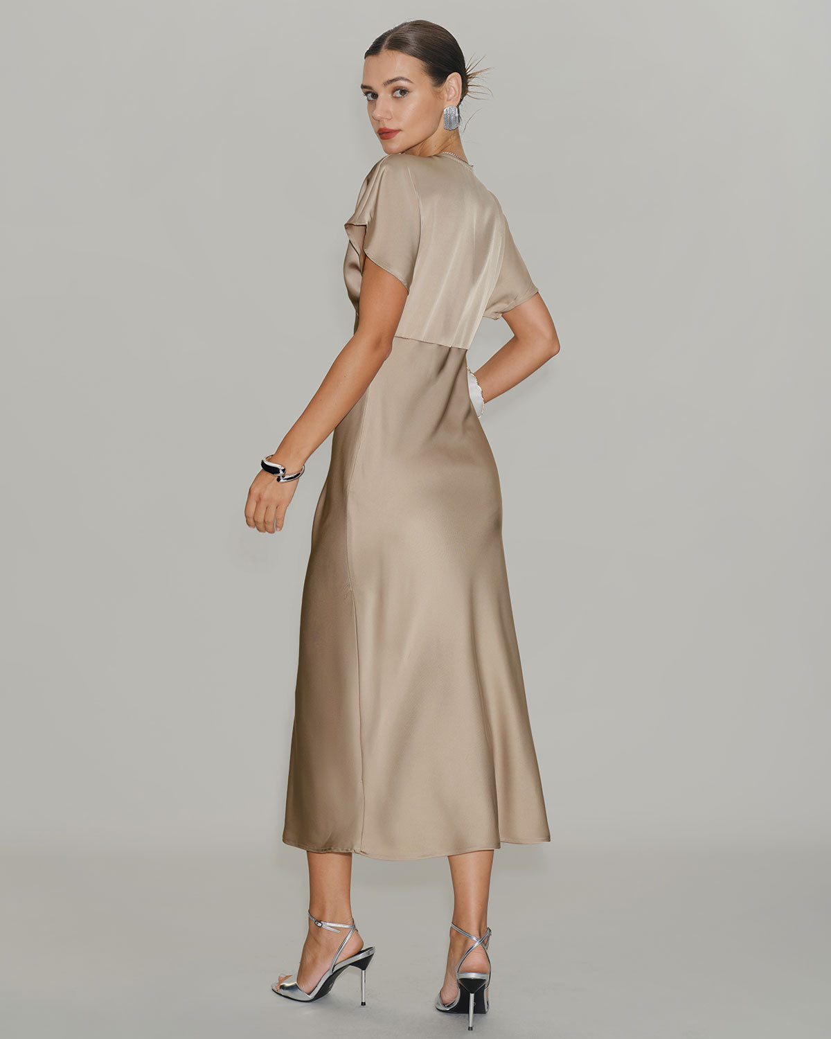 Apricotfarbenes Satiniertes Midikleid in A-Linie mit V-Ausschnitt