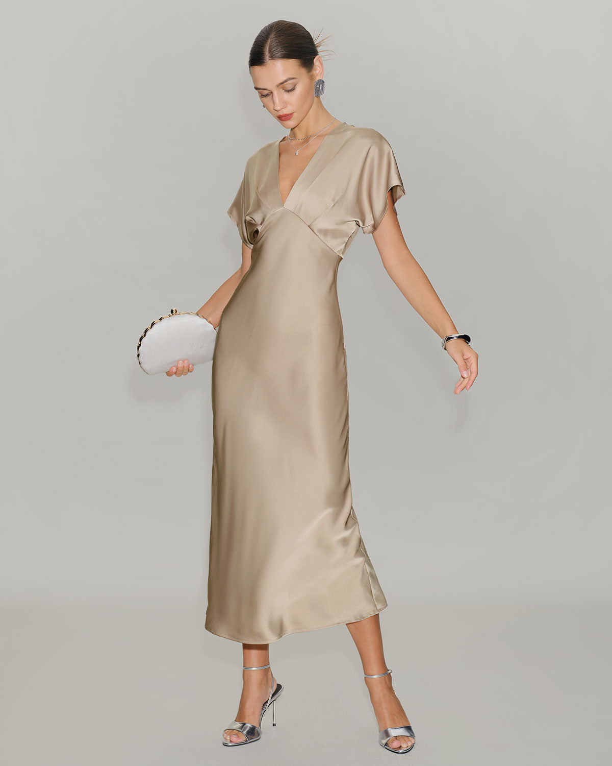 Apricotfarbenes Satiniertes Midikleid in A-Linie mit V-Ausschnitt
