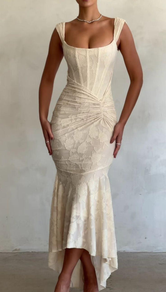 Weißes Maxikleid mit Blumenmuster und Glockenärmeln