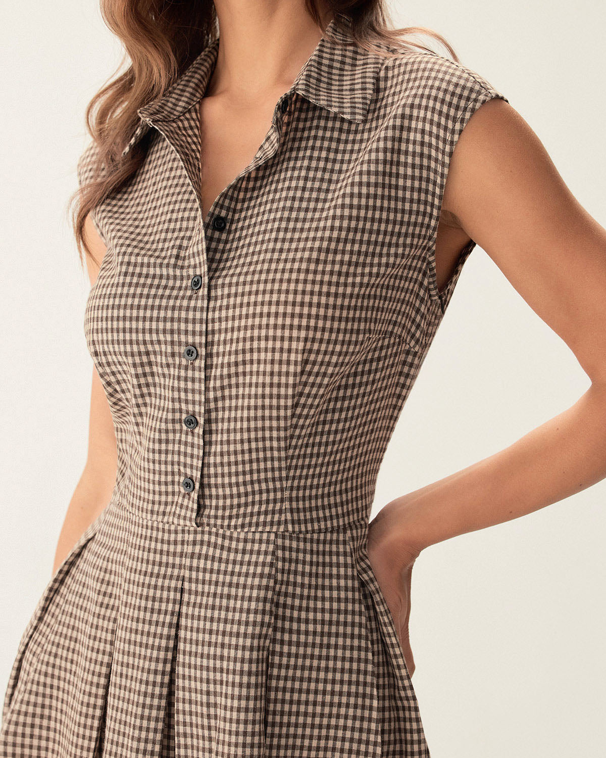 Braunes Kariertes Midikleid mit Knöpfen und Plisseefalten