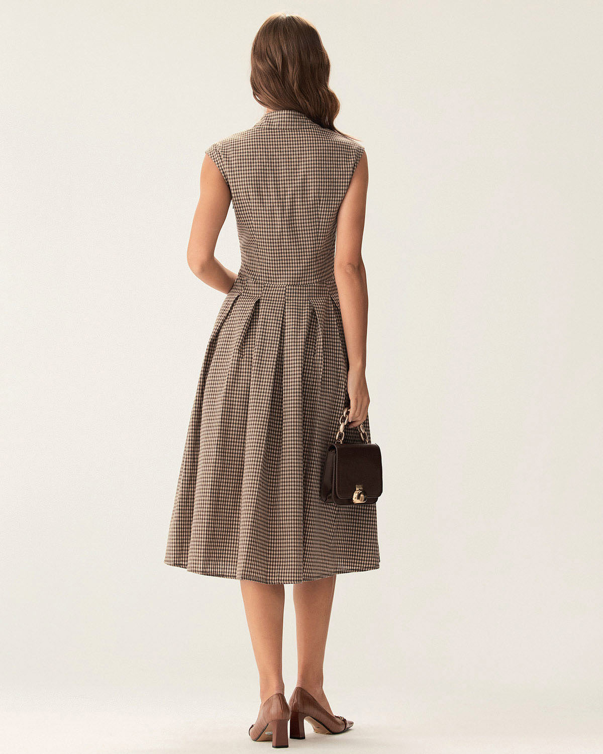 Braunes Kariertes Midikleid mit Knöpfen und Plisseefalten