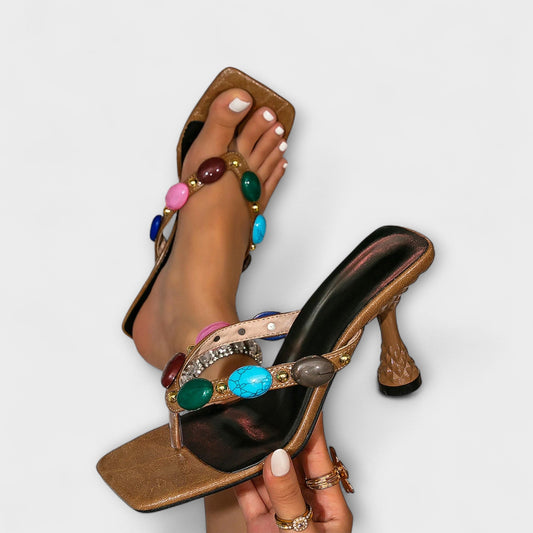 Kristen - Mehrfarbige Sandalen mit Edelsteinverzierung