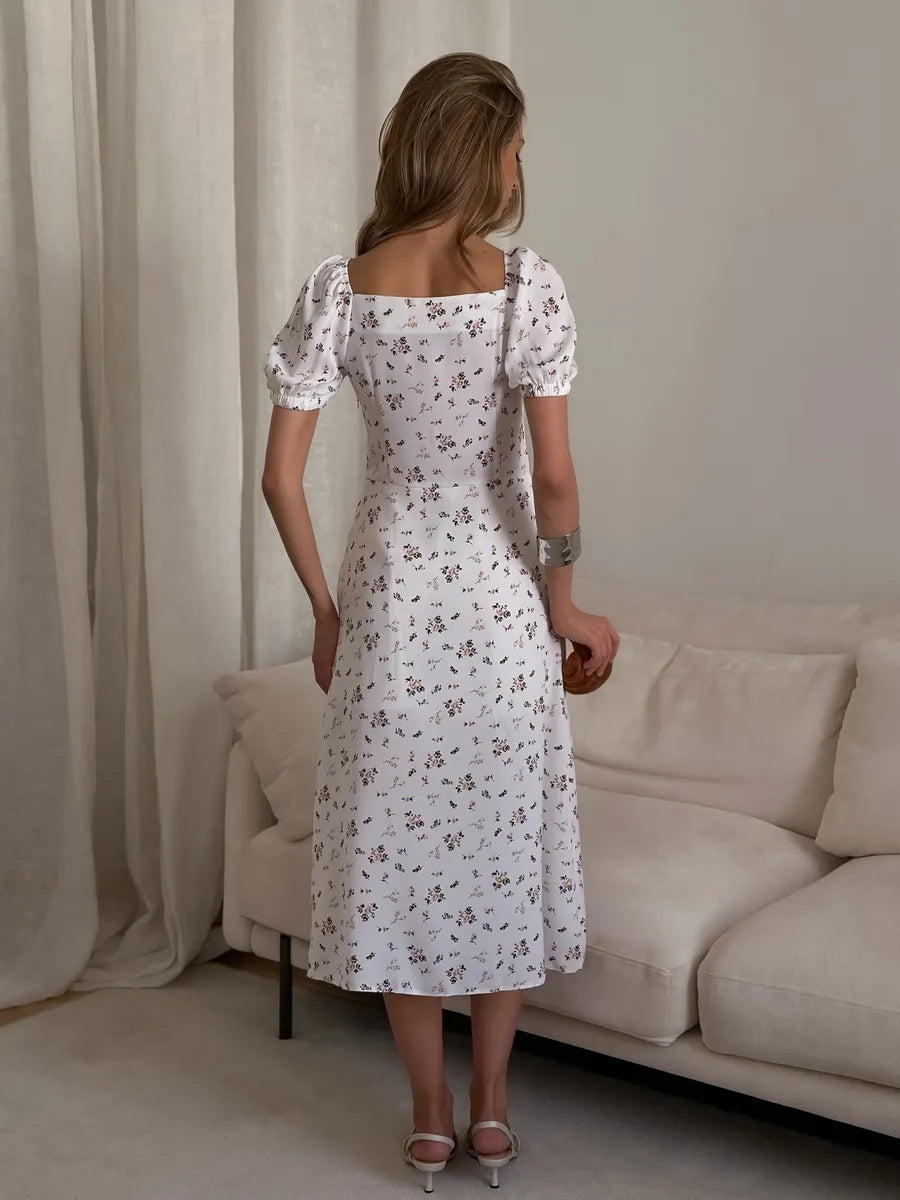 Weißes Sommerkleid lang mit Schlitz & Blumenmuster – Boho Chic