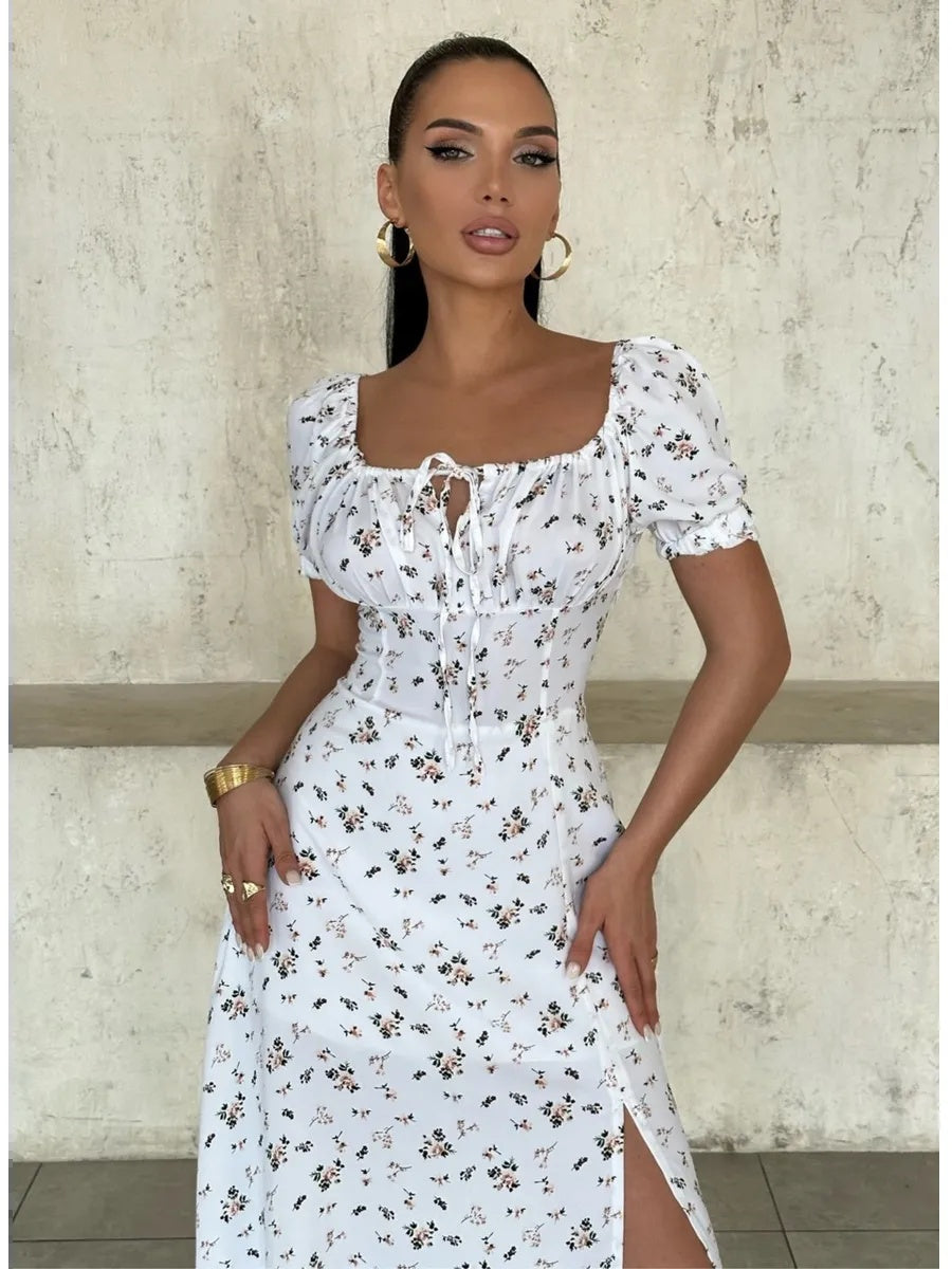 Weißes Sommerkleid lang mit Schlitz & Blumenmuster – Boho Chic