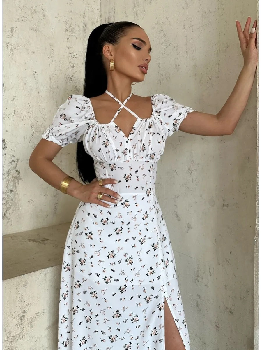 Weißes Sommerkleid lang mit Schlitz & Blumenmuster – Boho Chic