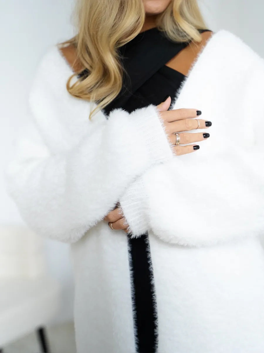 VelaBerlin – Flauschiger Oversize-Cardigan in Weiß