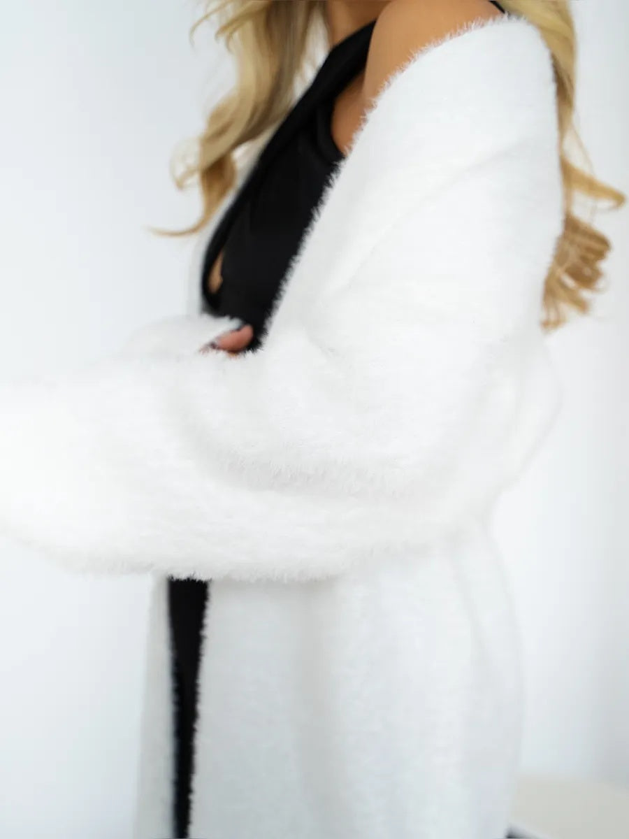 VelaBerlin – Flauschiger Oversize-Cardigan in Weiß
