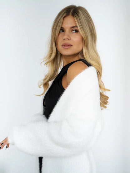 VelaBerlin – Flauschiger Oversize-Cardigan in Weiß