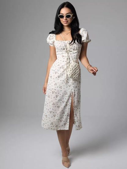 Sommerkleid Midi Weiß mit Blumen & Schlitz – Boho Romantik