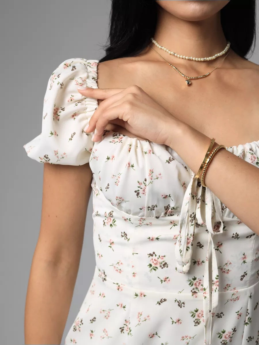 Sommerkleid Midi Weiß mit Blumen & Schlitz – Boho Romantik